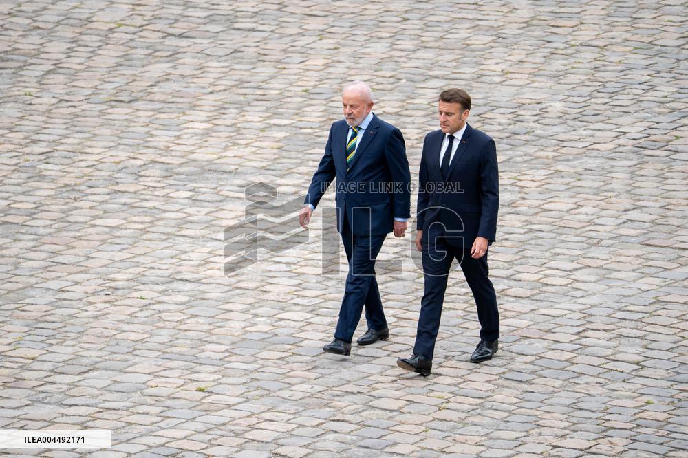 Emmanuel Macron welcomes Lula Da Silva to Les Invalides - Paris AJ