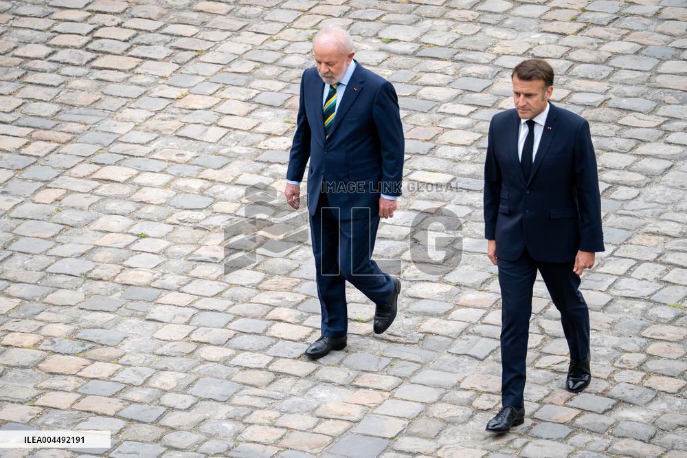 Emmanuel Macron welcomes Lula Da Silva to Les Invalides - Paris AJ
