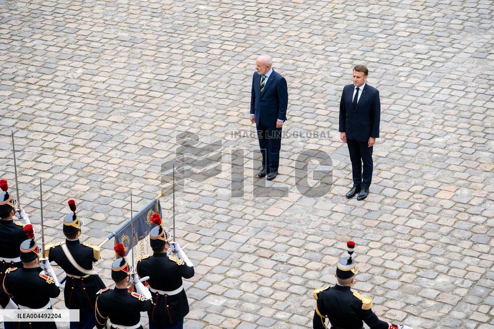 Emmanuel Macron welcomes Lula Da Silva to Les Invalides - Paris AJ