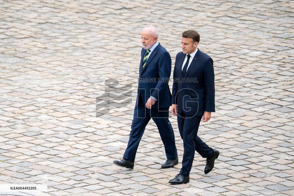 Emmanuel Macron welcomes Lula Da Silva to Les Invalides - Paris AJ