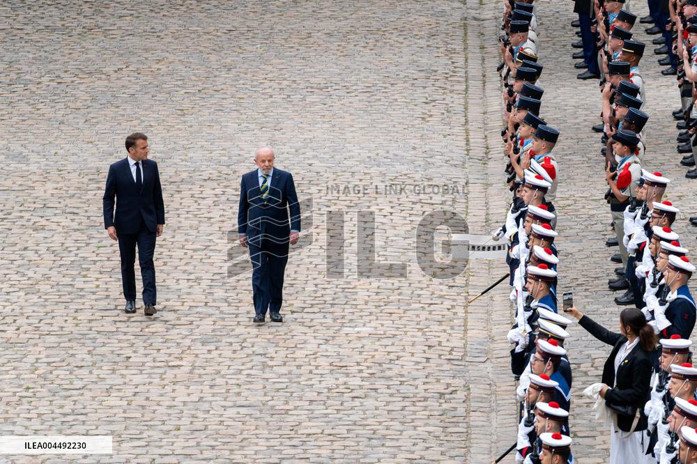 Emmanuel Macron welcomes Lula Da Silva to Les Invalides - Paris AJ