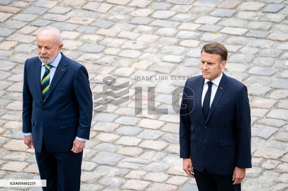 Emmanuel Macron welcomes Lula Da Silva to Les Invalides - Paris AJ