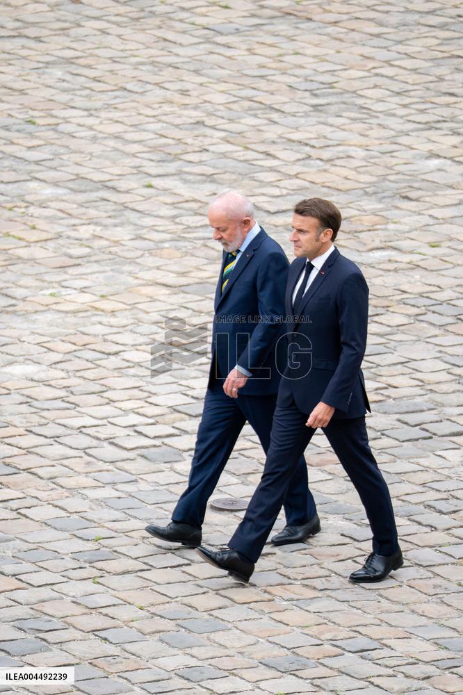 Emmanuel Macron welcomes Lula Da Silva to Les Invalides - Paris AJ