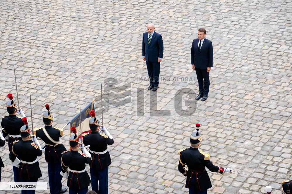 Emmanuel Macron welcomes Lula Da Silva to Les Invalides - Paris AJ