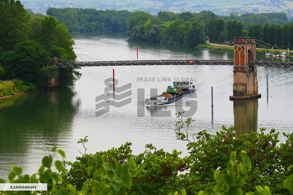 Illustration - Economy