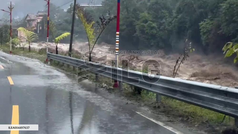 China: Nujiang River Rages in Yunnan, Torrents Sweep Through Area