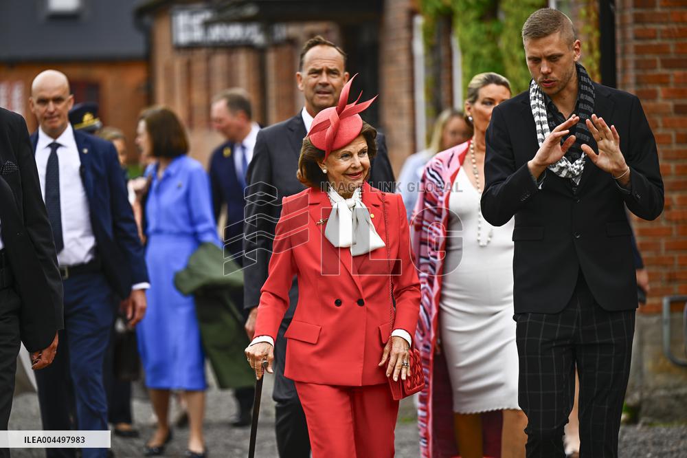 NATIONAL DAY 2025 ROYAL COUPLE VISITS GLASSBLOWING SCHOOL
