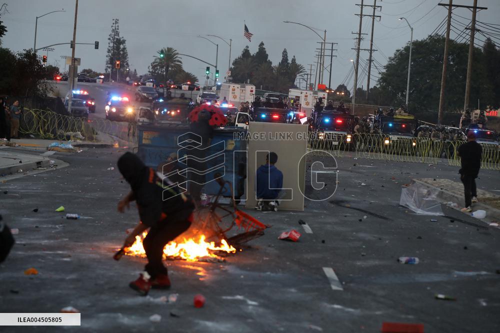 Protestors Face Feds After Immigration Raids - LA