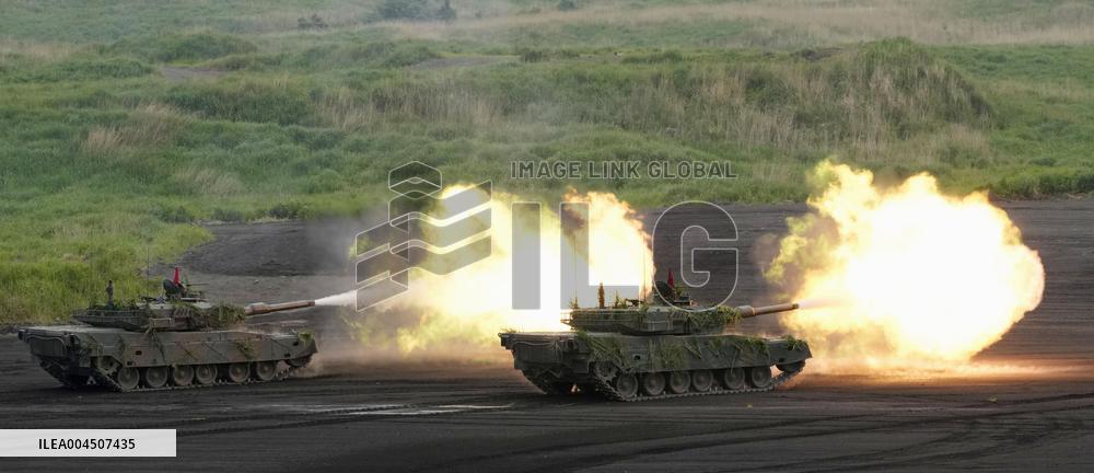 GSDF conducts artillery drill near Mt. Fuji