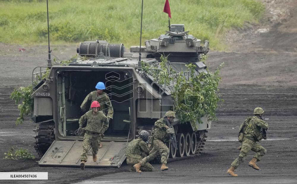 GSDF conducts artillery drill near Mt. Fuji