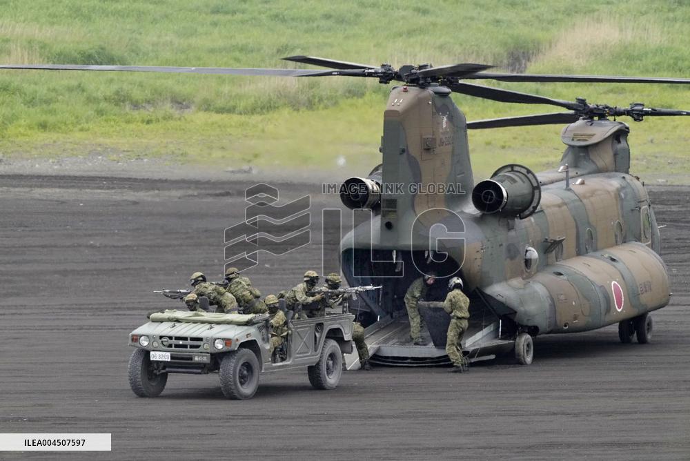 GSDF conducts artillery drill near Mt. Fuji