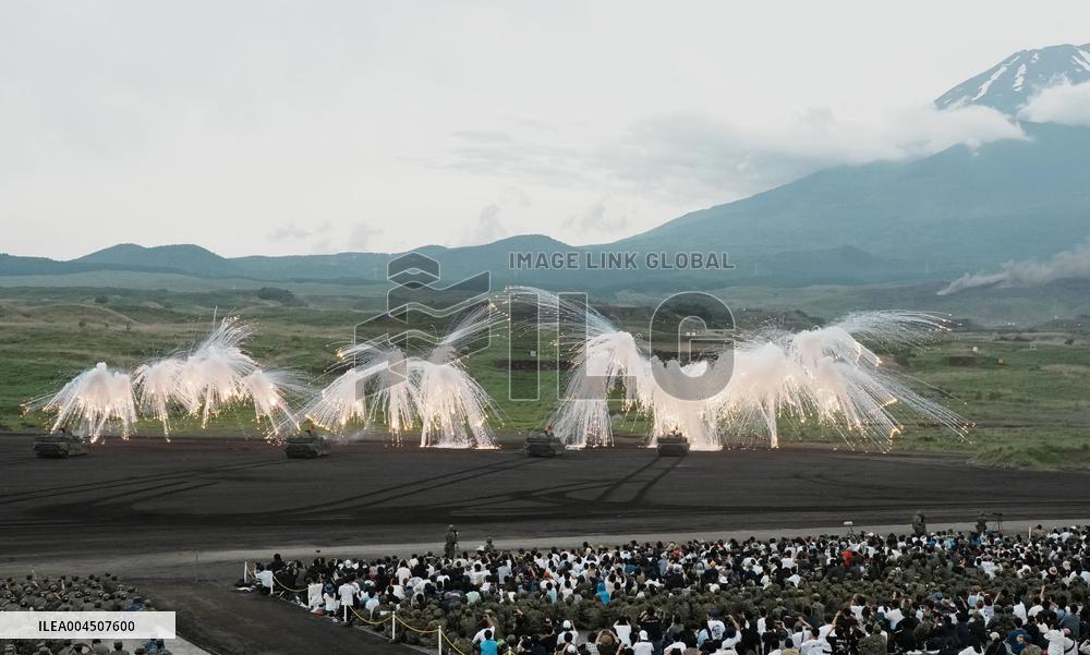 GSDF conducts artillery drill near Mt. Fuji