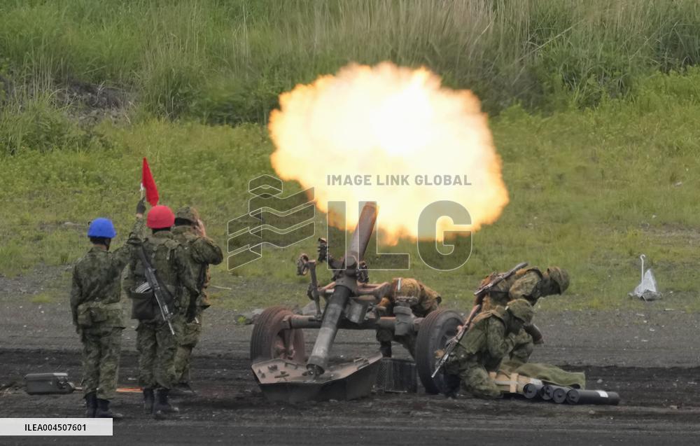 GSDF conducts artillery drill near Mt. Fuji