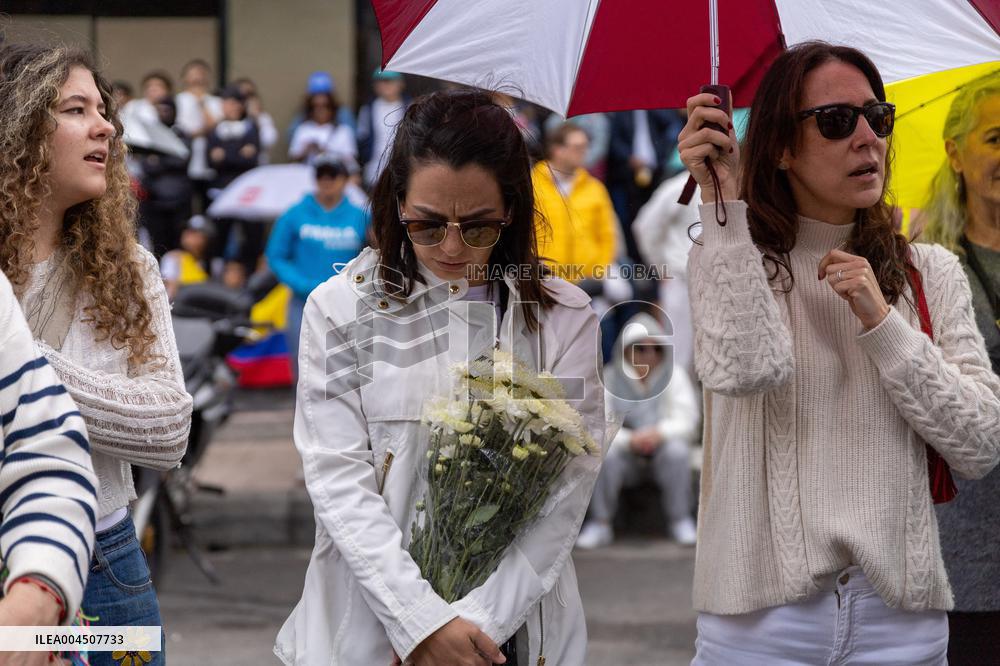 Colombians Gather to Pray for Miguel Uribe Turbay