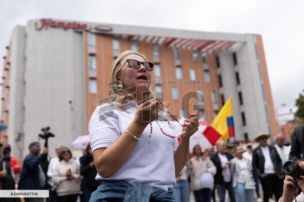 Colombians Gather to Pray for Miguel Uribe Turbay