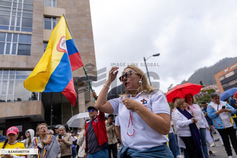 Colombians Gather to Pray for Miguel Uribe Turbay