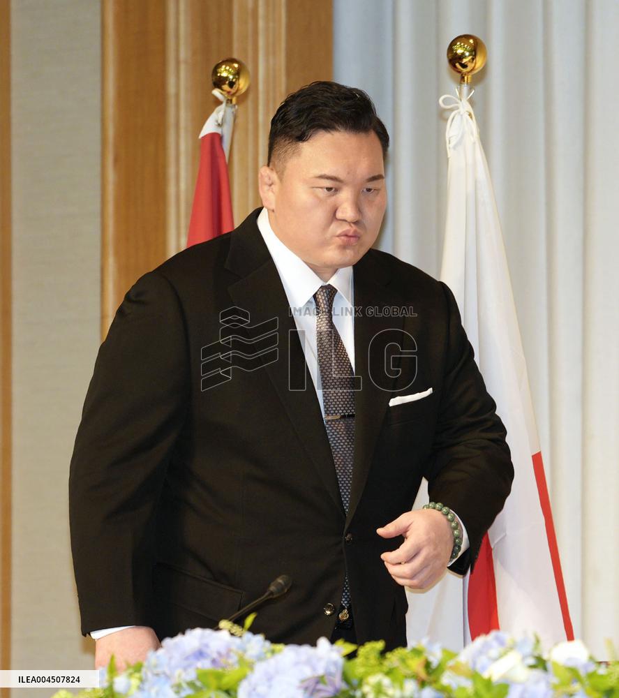 Hakuho retires as sumo elder