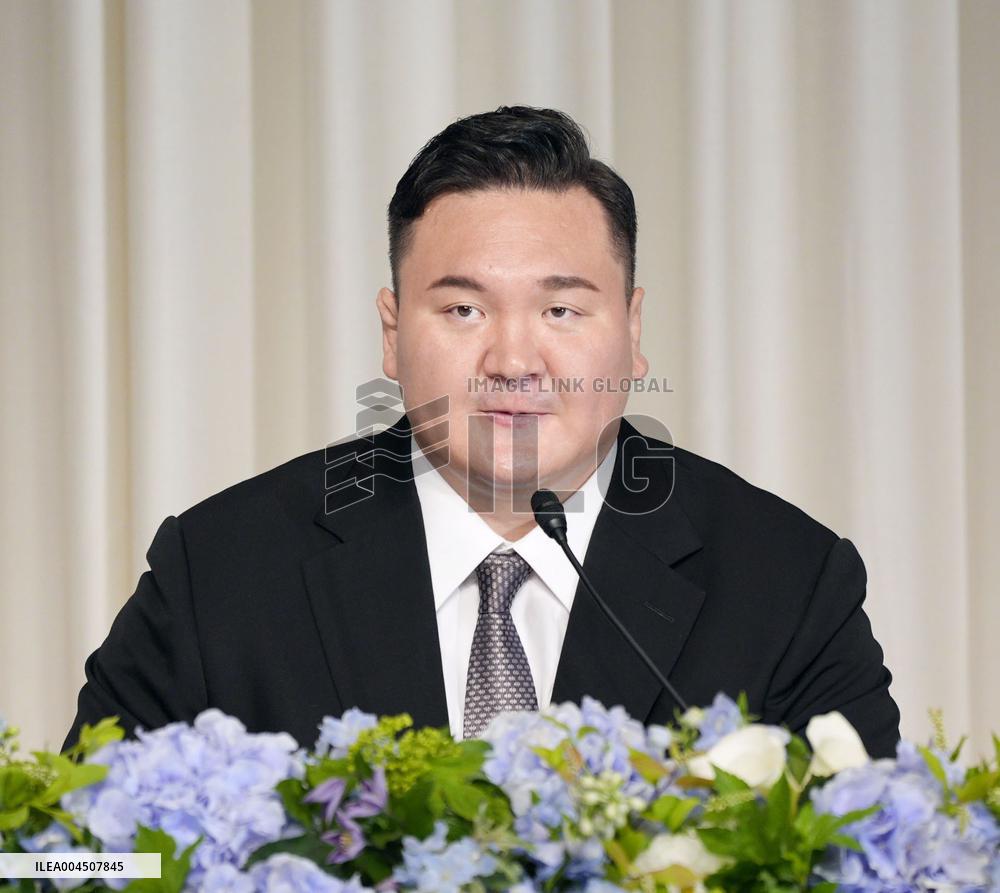 Hakuho retires as sumo elder