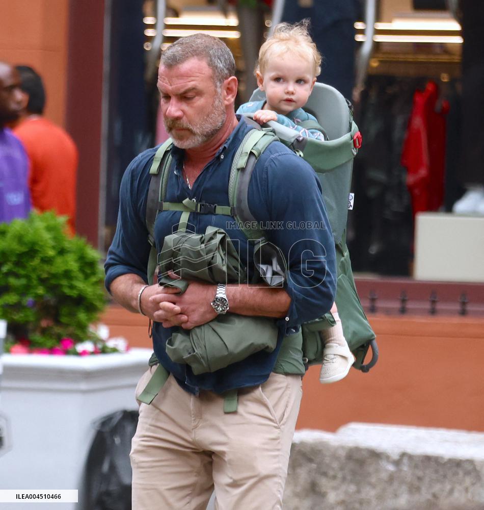 Liev Schreiber Out With Her Daughter - NYC