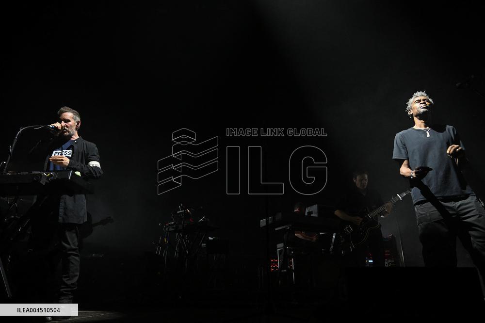 Massive Attack In Concert - Paris