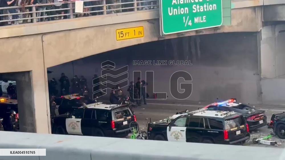 US: Anti-ICE Protesters Hurl Objects at Police Vehicles on LA Freeway Amid Unrest