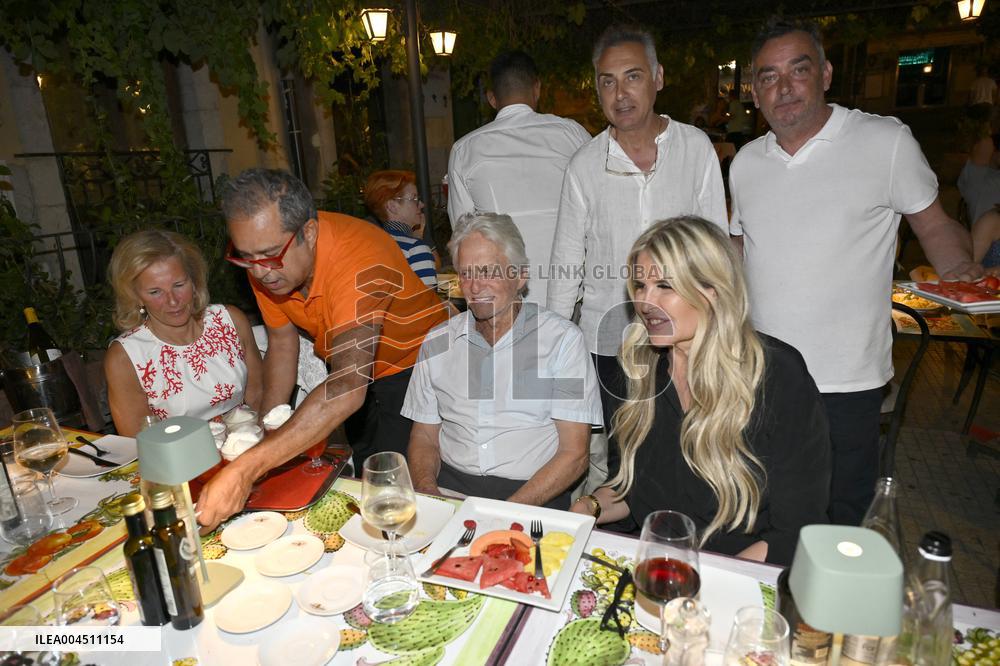 Taormina: La Botte Restaurant. Michael Douglas at La Botte Restaurant.