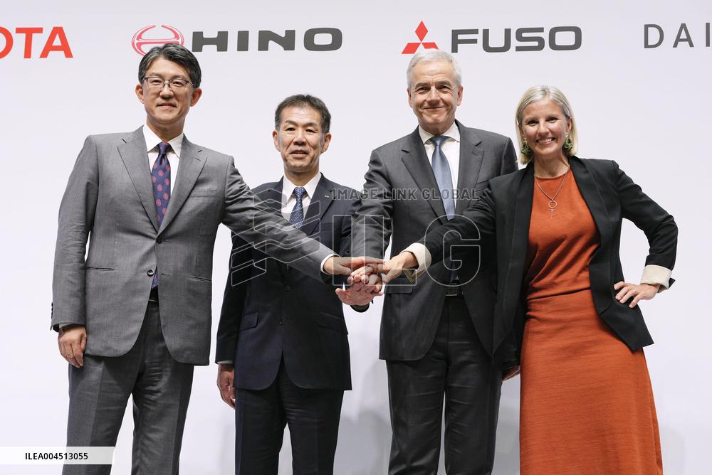 Toyota, Daimler ink Japanese truck units merger deal