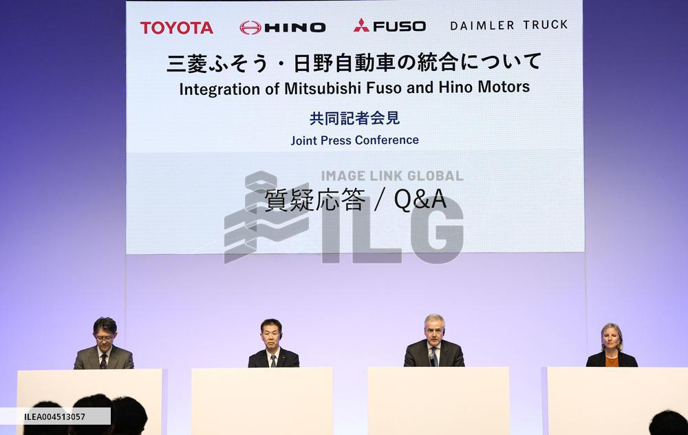 Toyota, Daimler ink Japanese truck units merger deal