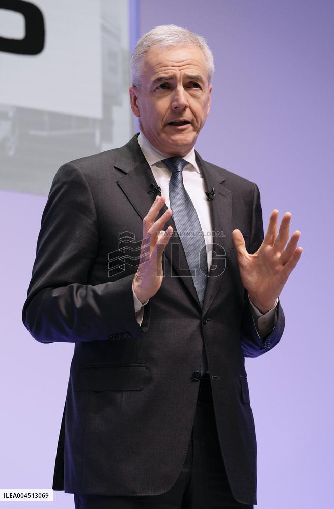 Toyota, Daimler ink Japanese truck units merger deal