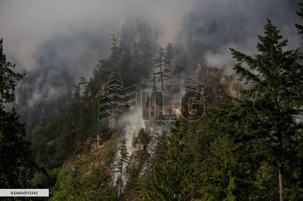 Dryden Creek Fire Rages North of Squamish - Canada