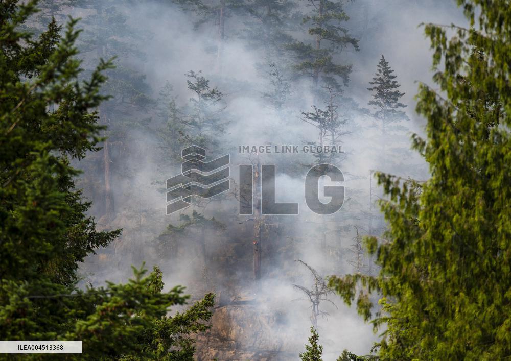 Dryden Creek Fire Rages North of Squamish - Canada