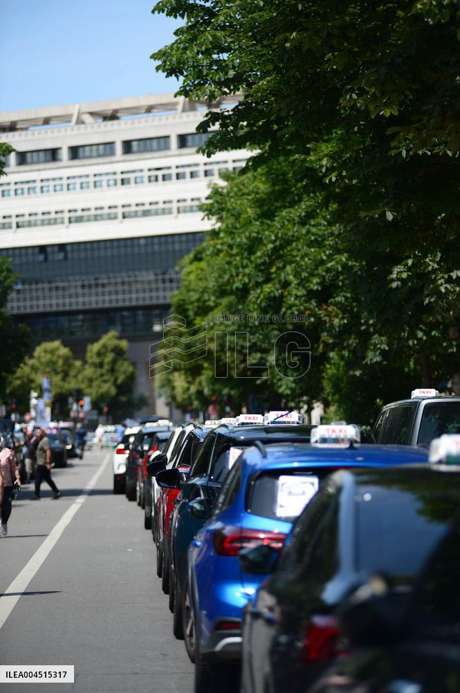 Angry Taxis Rally - Paris