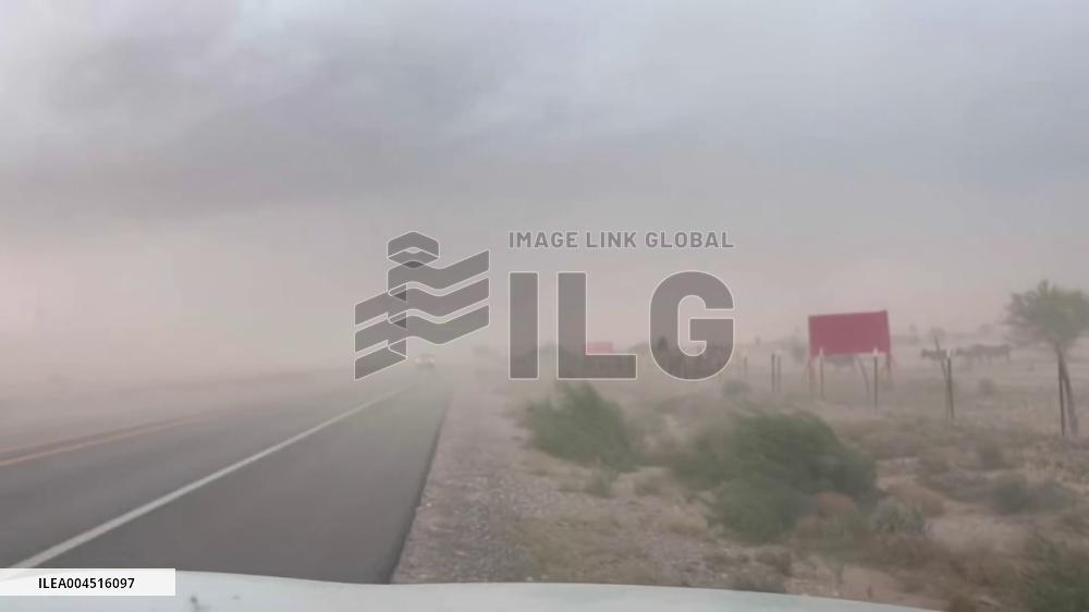 US: Dust Storm Blankets Highway in West Texas