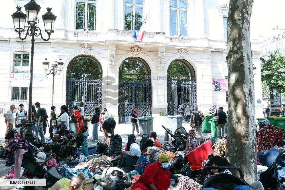 Homeless Gather to Demand Accommodation - Paris