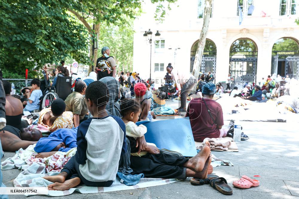 Homeless Gather to Demand Accommodation - Paris