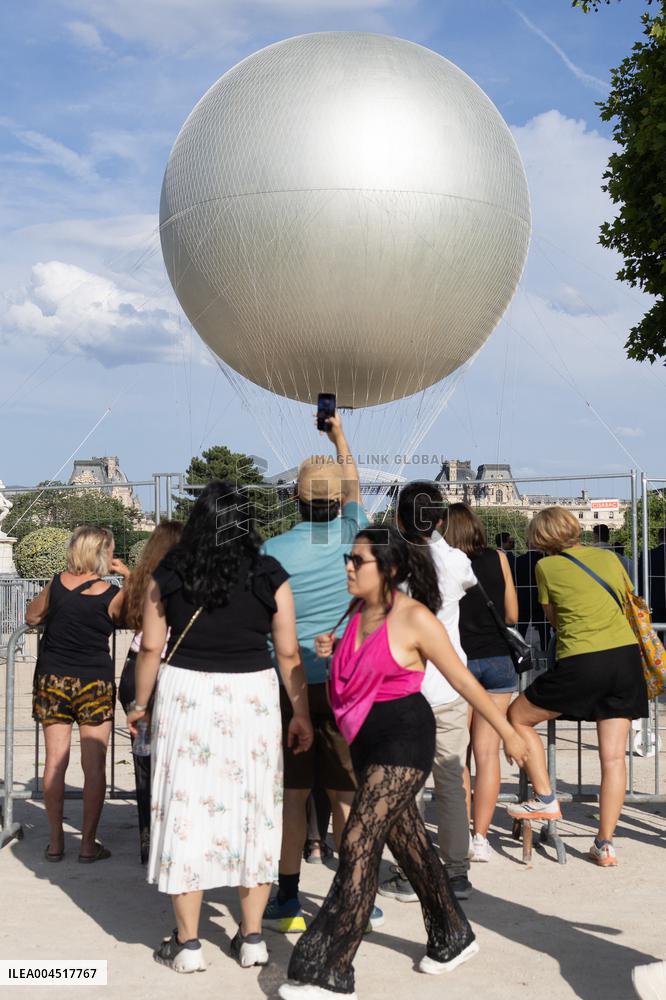 Emmanuel Macron visits the Olympic cauldron at the Tuileries - Paris