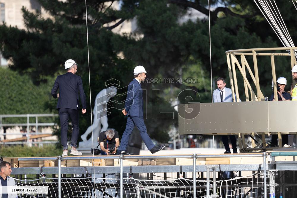 Emmanuel Macron visits the Olympic cauldron at the Tuileries - Paris