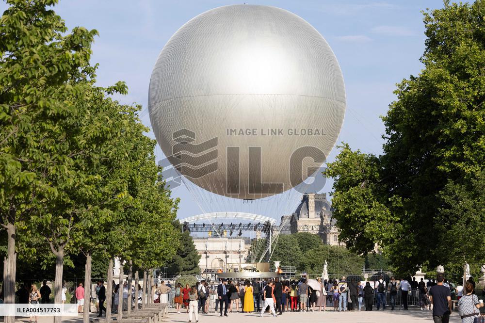 Emmanuel Macron visits the Olympic cauldron at the Tuileries - Paris