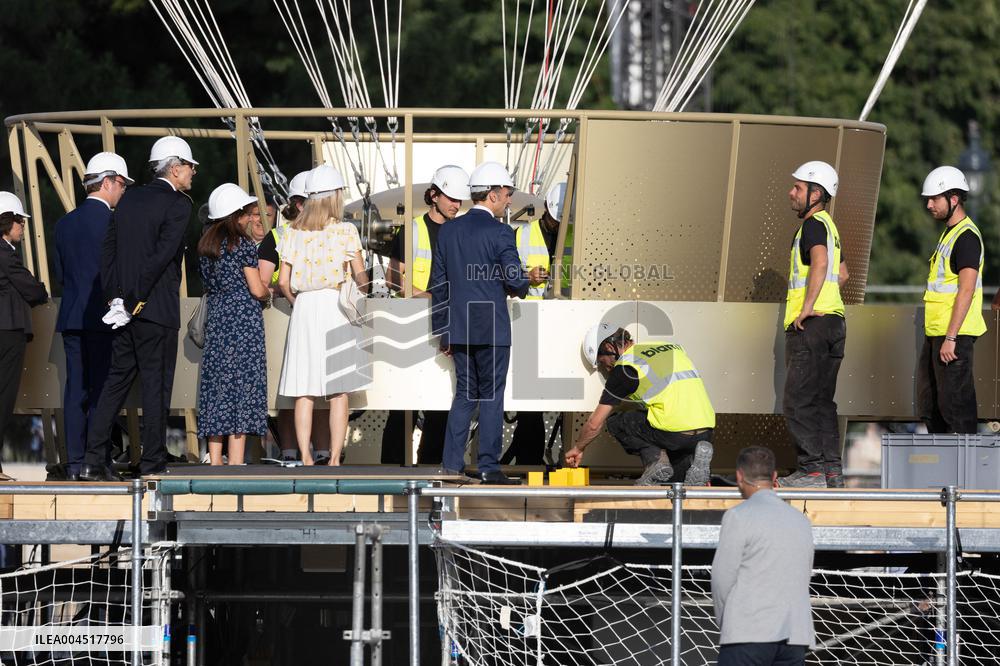 Emmanuel Macron visits the Olympic cauldron at the Tuileries - Paris