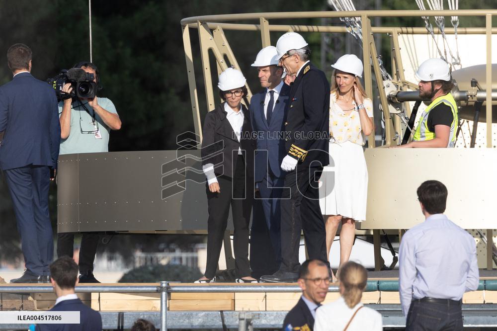 Emmanuel Macron visits the Olympic cauldron at the Tuileries - Paris