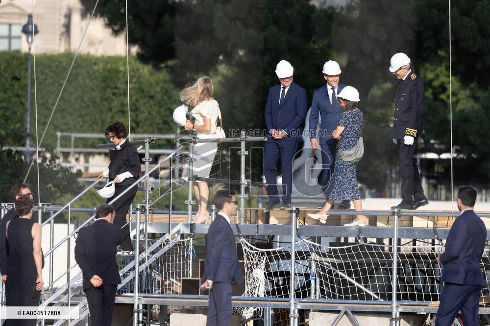 Emmanuel Macron visits the Olympic cauldron at the Tuileries - Paris