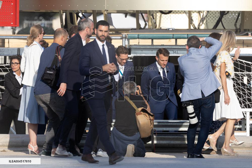 Emmanuel Macron visits the Olympic cauldron at the Tuileries - Paris