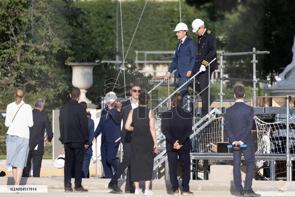 Emmanuel Macron visits the Olympic cauldron at the Tuileries - Paris