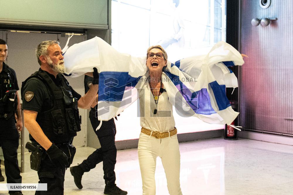 Israeli Flag Sparks Protest on Rima Hassan’s Arrival at CDG - Paris
