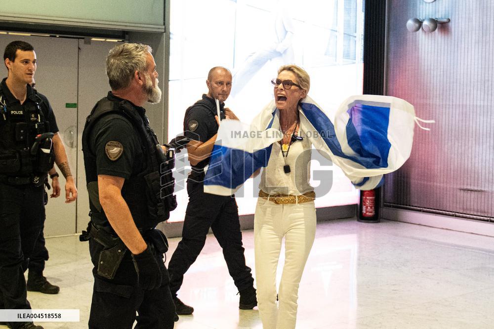 Israeli Flag Sparks Protest on Rima Hassan’s Arrival at CDG - Paris