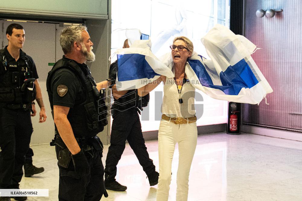 Israeli Flag Sparks Protest on Rima Hassan’s Arrival at CDG - Paris