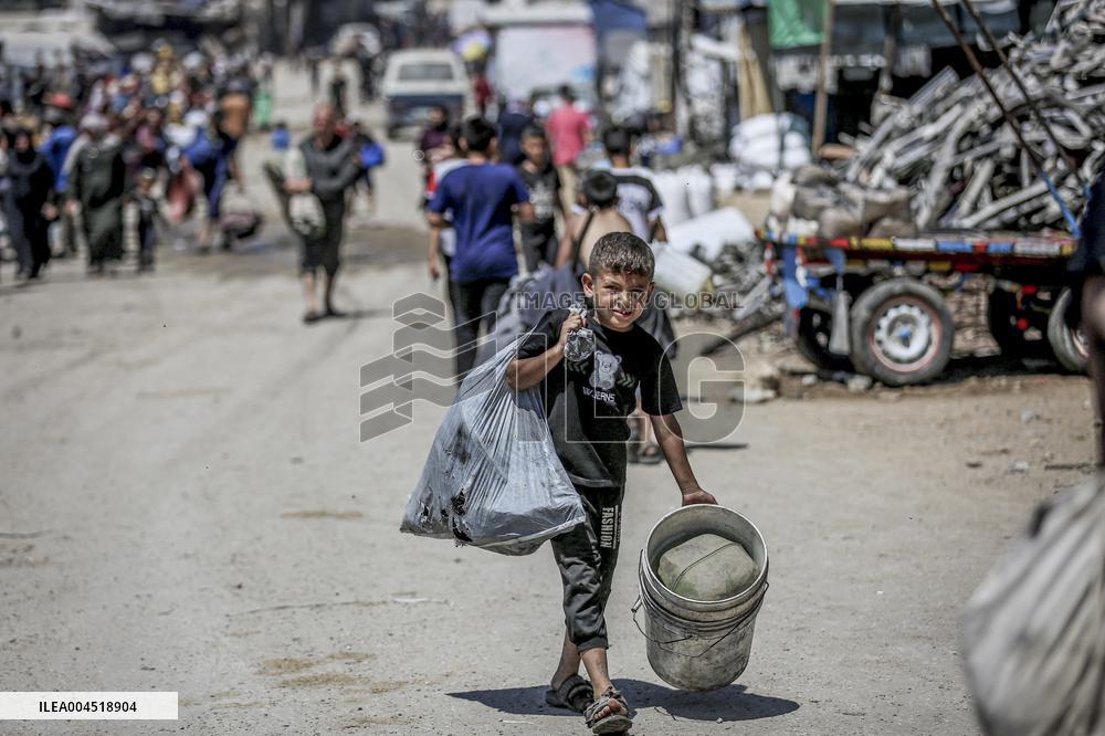 Palestinians Flee Jabalia