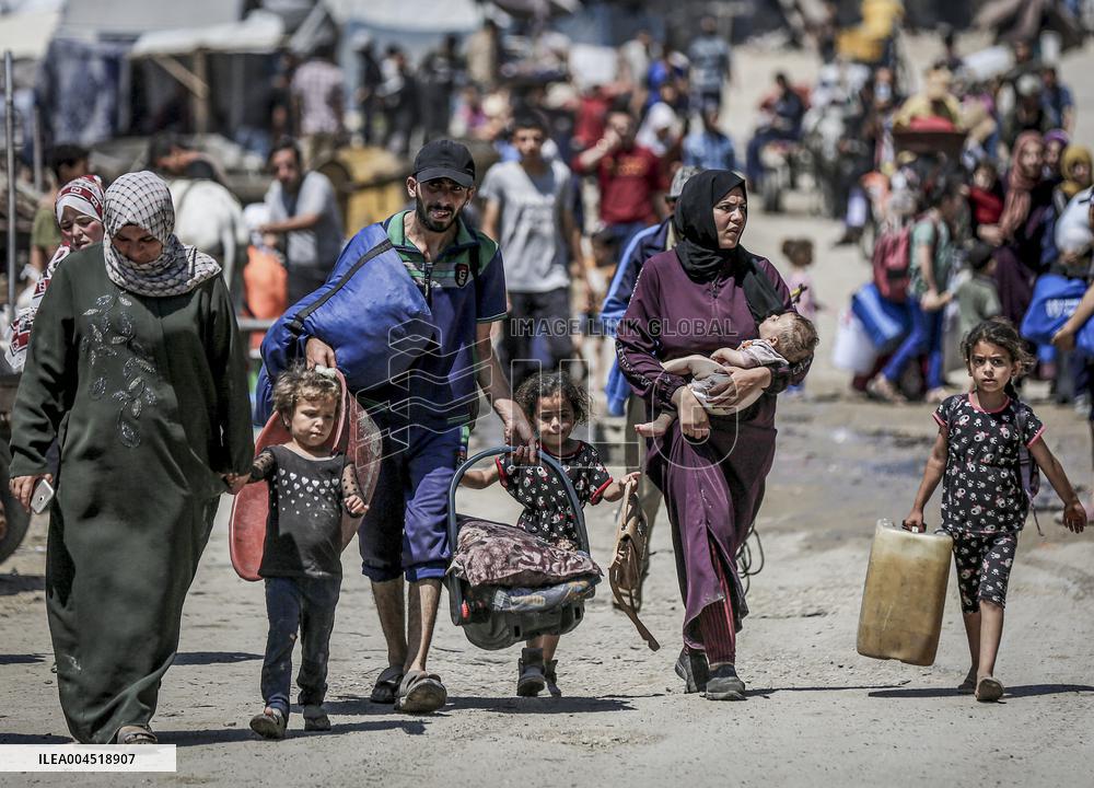 Palestinians Flee Jabalia