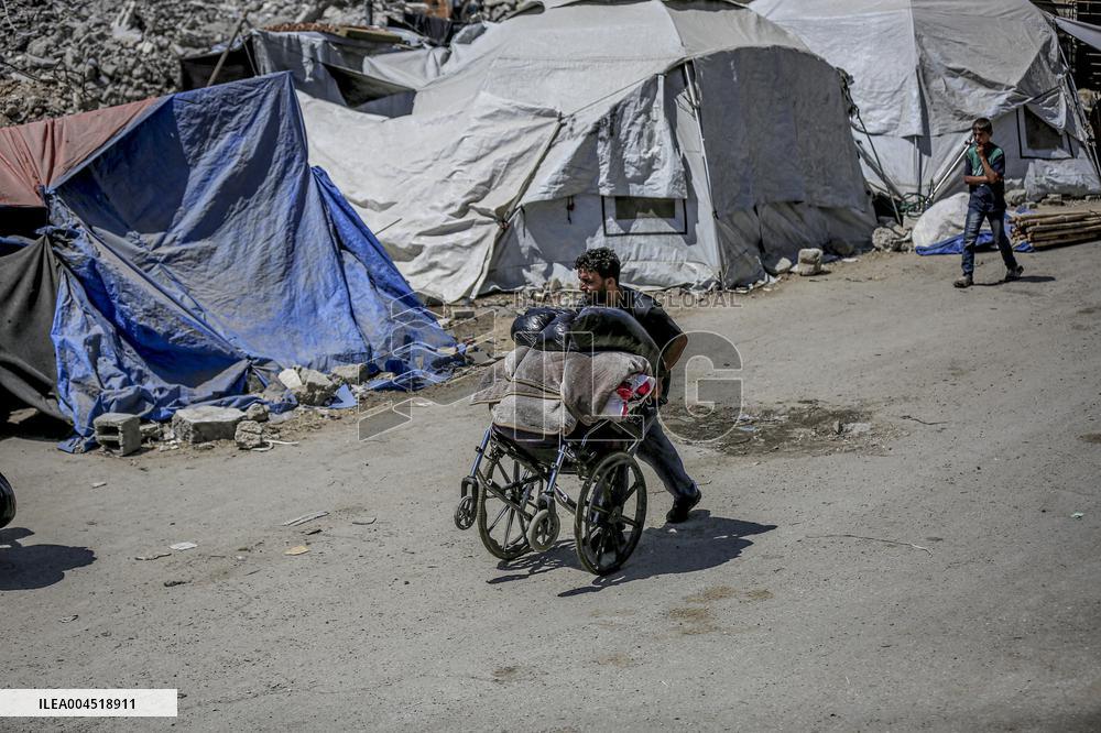 Palestinians Flee Jabalia