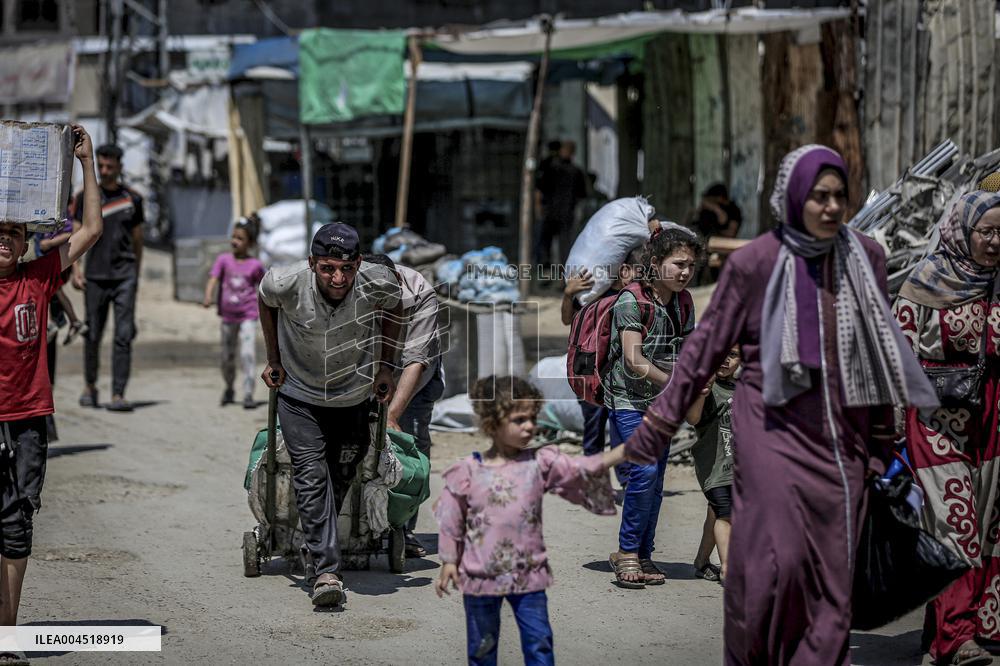 Palestinians Flee Jabalia